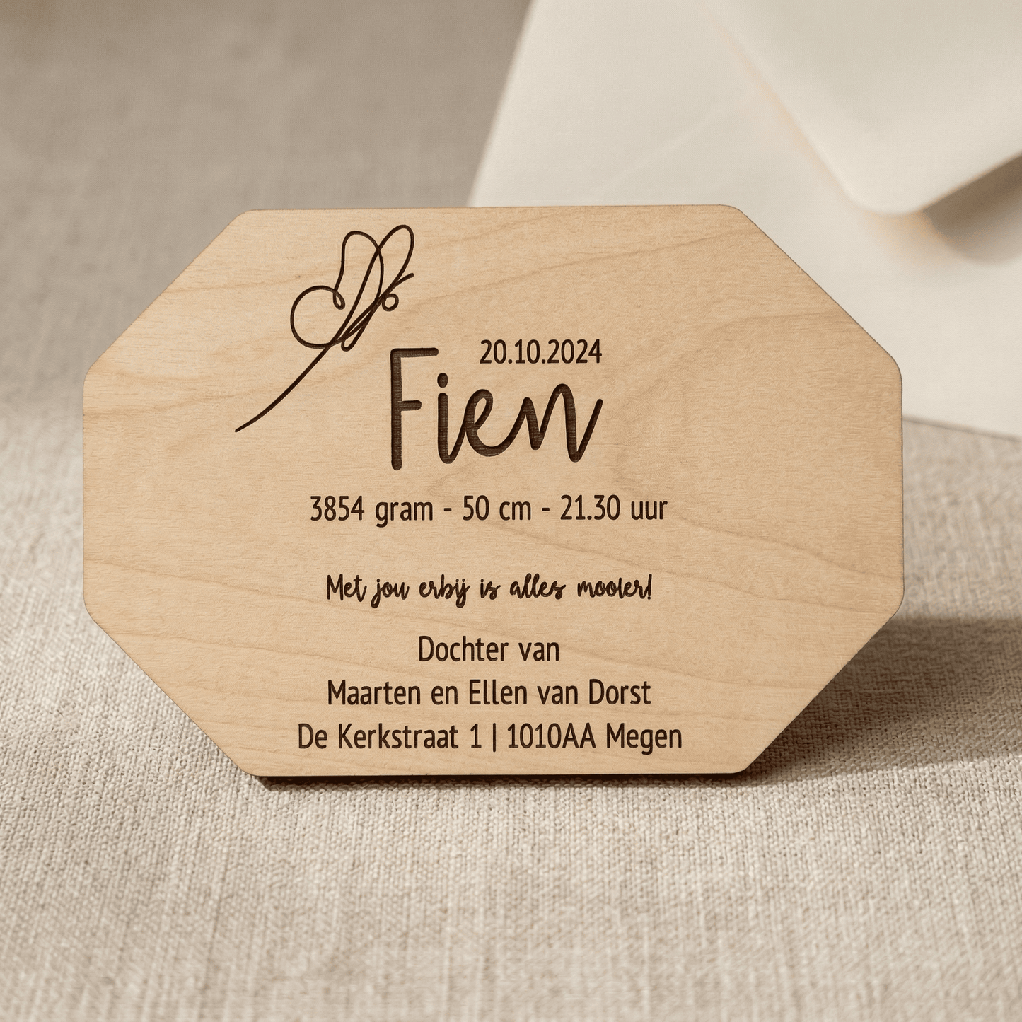 Houten geboortekaartje Fien - Achterkant - uniek en duurzaam alternatief voor traditionele kaartjes.