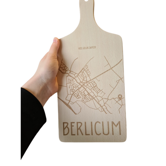Houten stadskaart - Borrelplank met stadkaart Berlicum met pijlt en extra tekst– gedetailleerde stadsplattegrond van hout, perfect als uniek housewarming cadeau.