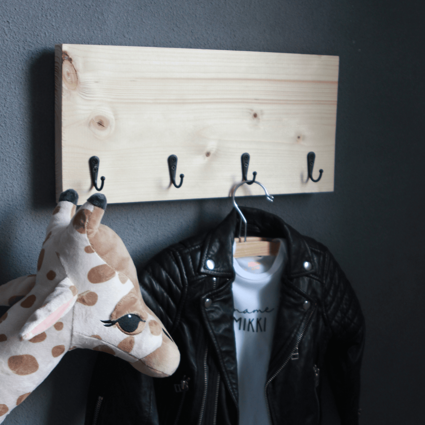 Kinderkapstok van steigerhout met jas en giraf – houten kapstok met naam, perfect voor de kinderkamer of gang.