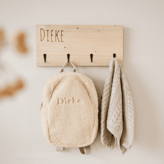 Kinderkapstok van steigerhout met naam Dieke aan muur – houten kapstok met naam, perfect voor de kinderkamer of gang.