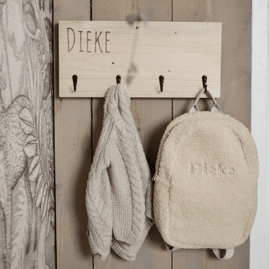 Kinderkapstok van steigerhout met naam Dieke, een vestje en rugtas – houten kapstok met naam, perfect voor de kinderkamer of gang.