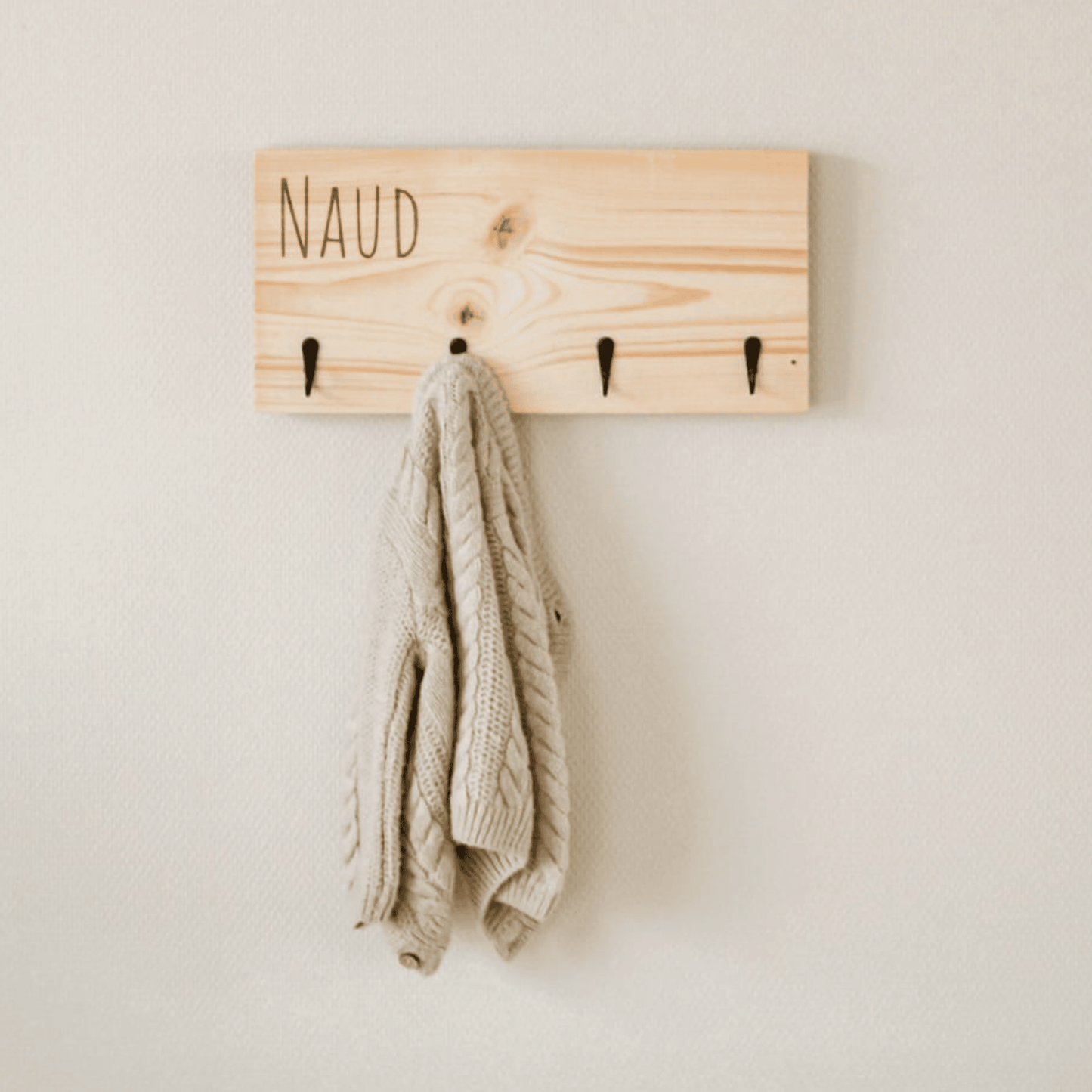 Kinderkapstok van steigerhout met naam en vestje – houten kapstok met naam, perfect voor de kinderkamer of gang.