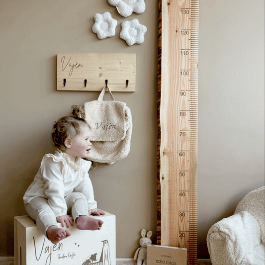 Kinderkapstok van steigerhout met naam, groeimeter, baby en memorybox – houten kapstok met naam, perfect voor de kinderkamer of gang.
