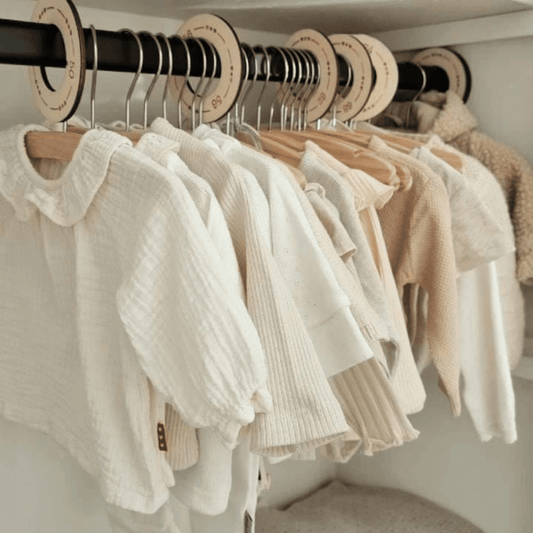 Houten kastverdeler op kledingroede met kleding voor baby- en kinderkleding, maat 50 t/m 98, met hartjes cirkel motief voor een georganiseerde kledingkast - in gebruik.
