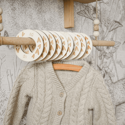 Houten kastverdeler op kledingroede met grijs kledingstuk voor baby- en kinderkleding, maat 50 t/m 98, met hartjes motief voor een georganiseerde kledingkast.