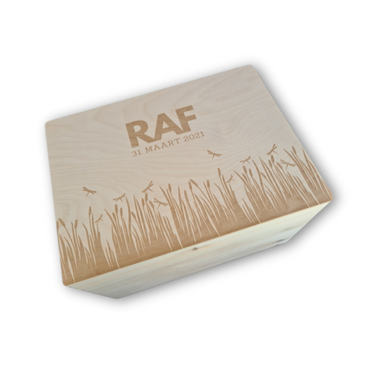 Houten memorybox bovenaanzicht libelle met persoonlijke gravure – herinneringskist voor het bewaren van dierbare herinneringen. Deze geboortekist is ideaal als herinneringenbox voor babyspulletjes en speciale momenten.