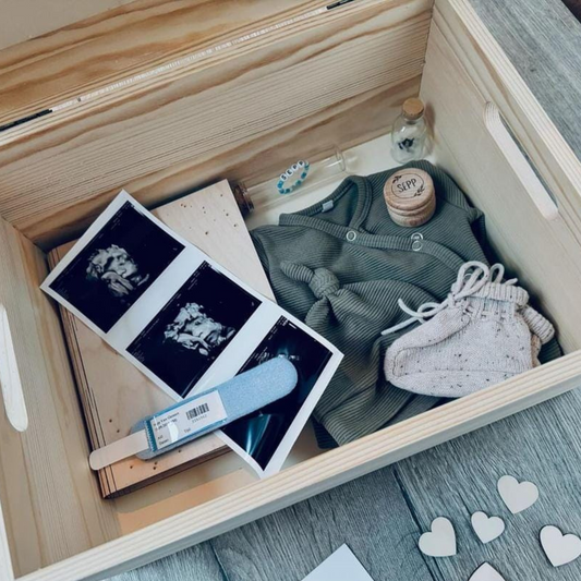 Houten memorybox – herinneringskist met echo foto's, pakje, houten tandendoosje.