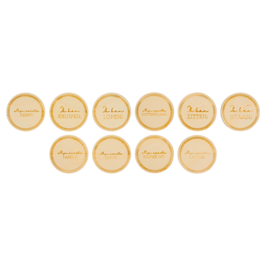 Set van houten mijlpaalkaarten met momenten, perfect voor het vastleggen van speciale momenten. Deze milestone kaarten zijn ideaal om de bijzondere mijlpalen te documenteren. Verkrijgbaar in verschillende motieven - alle momenten los van elkaar.