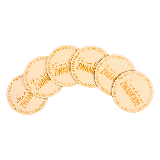 Set van houten mijlpaalkaarten met aantal weken zwanger, perfect voor het vastleggen van deze speciale momenten. Deze milestone kaarten zijn ideaal om de weken t/m bevalling te documenteren. Pijltjes motief voorzijde.