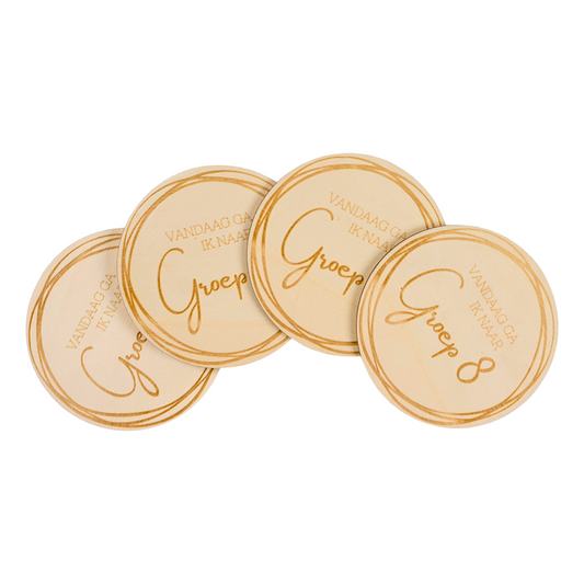 Set van houten mijlpaalkaarten met groep 1 t/m 8, perfect voor het vastleggen van speciale momenten. Deze milestone kaarten zijn ideaal om schooljaren te documenteren. Cirkel motief voorzijde.