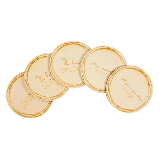Set van houten mijlpaalkaarten met momenten, perfect voor het vastleggen van speciale momenten. Deze milestone kaarten zijn ideaal om de bijzondere mijlpalen te documenteren. Verkrijgbaar in verschillende motieven - voorkant.