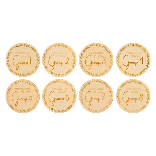 Set van houten mijlpaalkaarten met groep 1 t/m 8, perfect voor het vastleggen van speciale momenten. Deze milestone kaarten zijn ideaal om schooljaren te documenteren. Pijltjes motief alle groepen los.