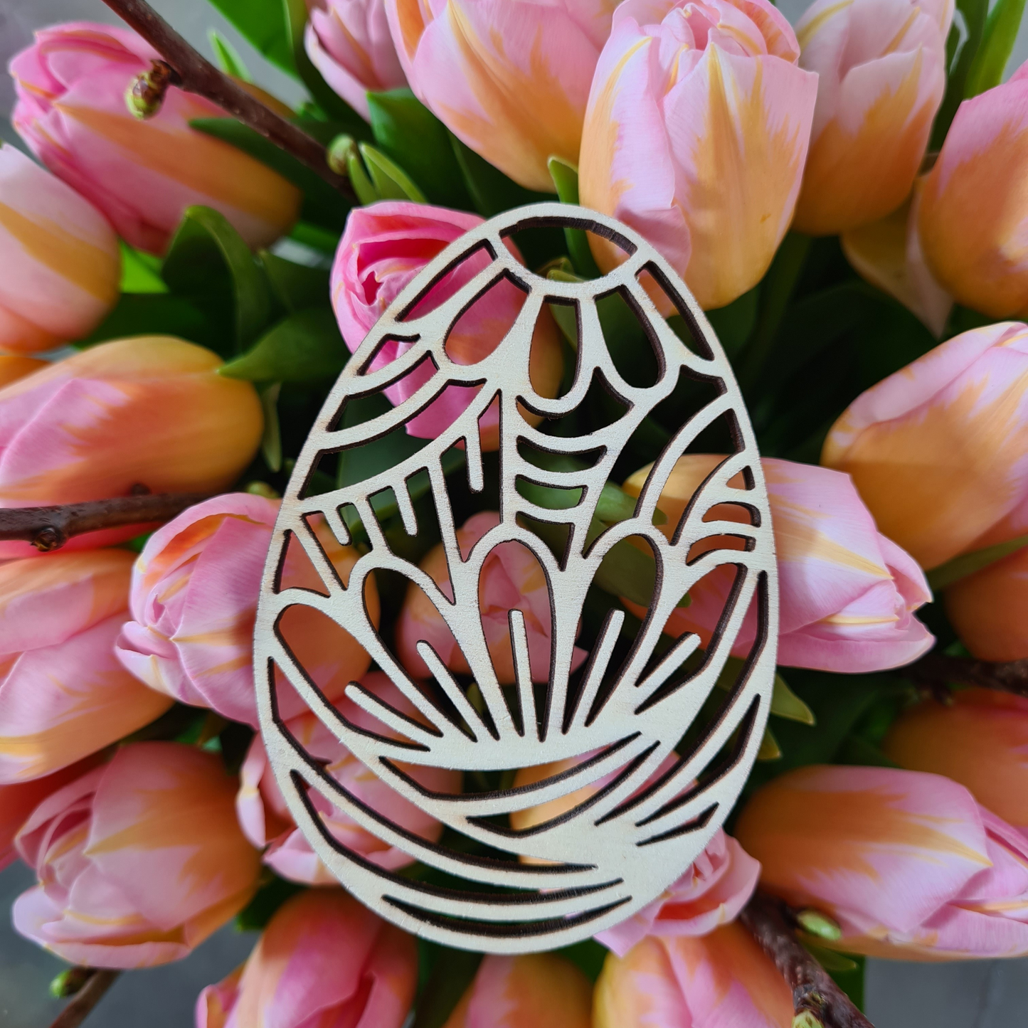 Houten paashanger in de vorm van een ei met bloemen – keuze uit 9 designs of een gepersonaliseerd paasei.