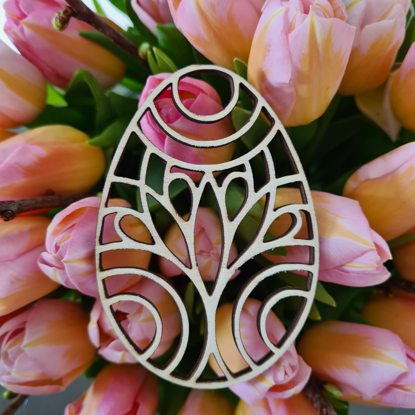 Houten paashanger in de vorm van een ei – keuze uit 9 designs of een gepersonaliseerd paasei.