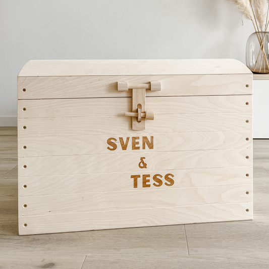 Speelgoedkist met naam - Sven en Tess – houten opbergkist met deksel, gepersonaliseerd en verkrijgbaar in 3 maten.