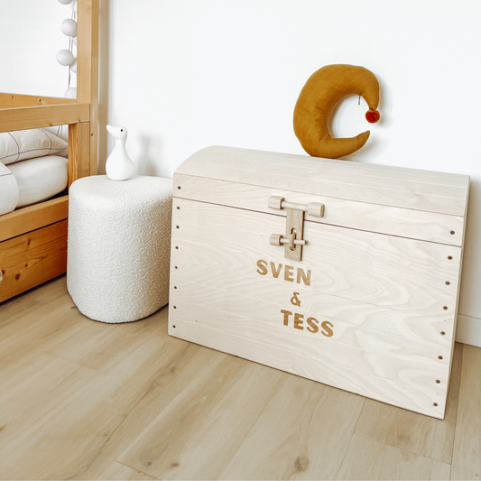 Speelgoedkist met naam – houten opbergkist met deksel, gepersonaliseerd en verkrijgbaar in 3 maten.