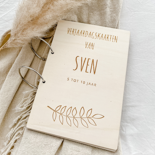 Houten bewaarmap met eigen ontwerp voor tekeningen en knutselwerkjes, ideaal om creaties netjes te bewaren. Deze gepersonaliseerde tekeningen bewaarmap is voorzien van stevige ringen en een natuurlijk houten ontwerp. Perfect voor het organiseren van kunstwerken en knutselwerkjes.