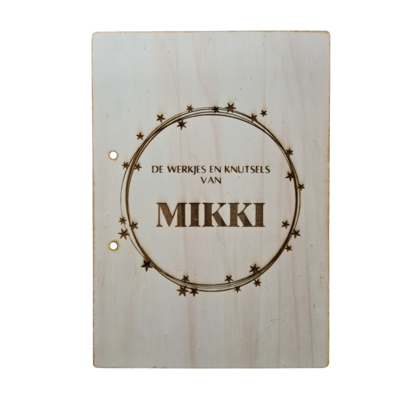 Houten bewaarmap met sterren motief voor tekeningen en knutselwerkjes, ideaal om creaties netjes te bewaren. Deze gepersonaliseerde tekeningen bewaarmap is voorzien van stevige ringen en een natuurlijk houten ontwerp. Perfect voor het organiseren van kunstwerken en knutselwerkjes - voorkant.