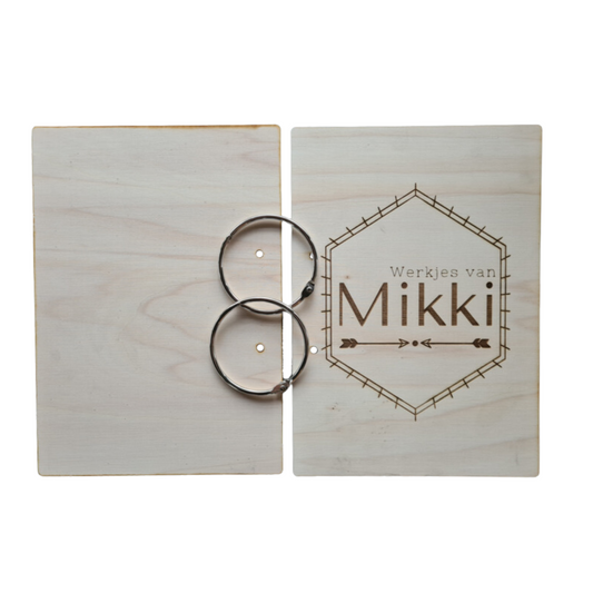 Houten bewaarmap met hexagon motief voor tekeningen en knutselwerkjes, ideaal om creaties netjes te bewaren. Deze gepersonaliseerde tekeningen bewaarmap is voorzien van stevige ringen en een natuurlijk houten ontwerp. Perfect voor het organiseren van kunstwerken en knutselwerkjes - voor-, achterzijde en ringen los.