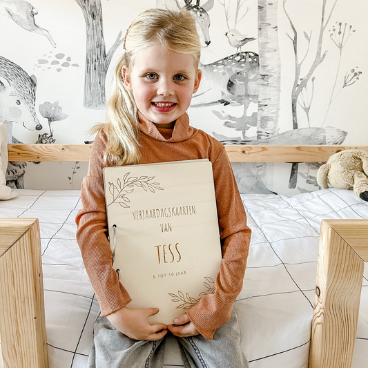 Houten bewaarmap met eigen ontwerp voor tekeningen en knutselwerkjes, ideaal om creaties netjes te bewaren. Deze gepersonaliseerde tekeningen bewaarmap is voorzien van stevige ringen en een natuurlijk houten ontwerp. Perfect voor het organiseren van kunstwerken en knutselwerkjes - in hand van een trots kind.