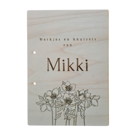 Houten bewaarmap met bloemen motief voor tekeningen en knutselwerkjes, ideaal om creaties netjes te bewaren. Deze gepersonaliseerde tekeningen bewaarmap is voorzien van stevige ringen en een natuurlijk houten ontwerp. Perfect voor het organiseren van kunstwerken en knutselwerkjes - voorkant.