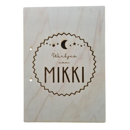 Houten bewaarmap met sterren motief voor tekeningen en knutselwerkjes, ideaal om creaties netjes te bewaren. Deze gepersonaliseerde tekeningen bewaarmap is voorzien van stevige ringen en een natuurlijk houten ontwerp. Perfect voor het organiseren van kunstwerken en knutselwerkjes - voorkant.