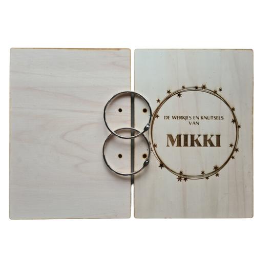 Houten bewaarmap met sterren motief voor tekeningen en knutselwerkjes, ideaal om creaties netjes te bewaren. Deze gepersonaliseerde tekeningen bewaarmap is voorzien van stevige ringen en een natuurlijk houten ontwerp. Perfect voor het organiseren van kunstwerken en knutselwerkjes - voor-, achterkant en ringen los.