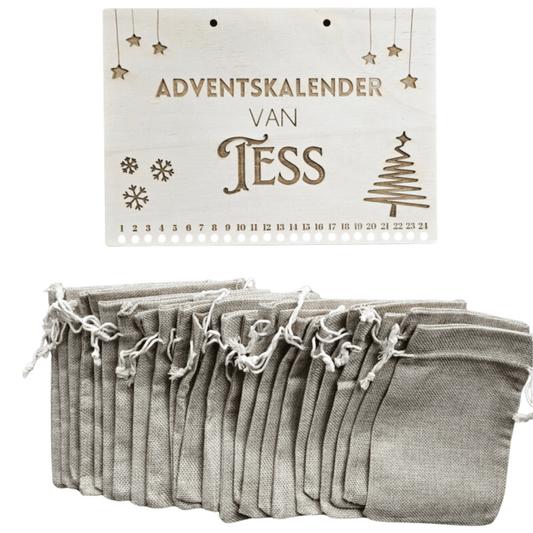 Houten adventskalender met naam Tess en jute zakjes – gepersonaliseerde aftelkalender naar kerst met naam en herbruikbare jute zakjes.