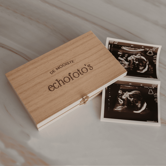 Houten bewaardoosje voor echofoto’s, perfect om dierbare herinneringen veilig te bewaren. Dit doosje is ideaal om je eerste echo’s op een mooie en georganiseerde manier te bewaren - Doosje en echofoto's ernaast.