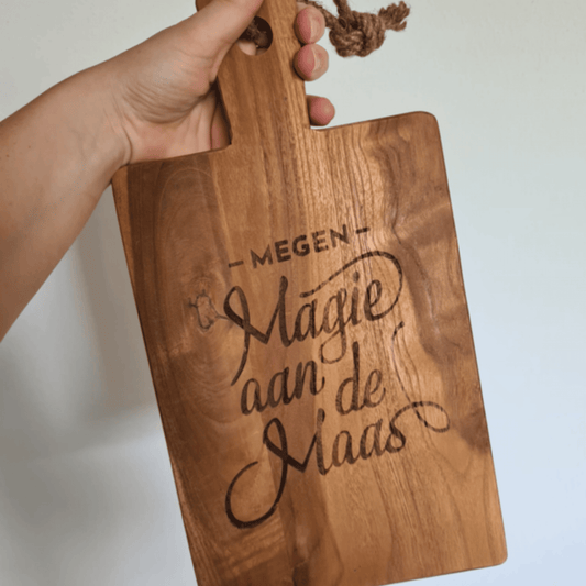 Borrelplank met tekst magie aan de maas – gepersonaliseerde houten plank met gravering, perfect als uniek cadeau of stijlvolle borrelaccessoire.