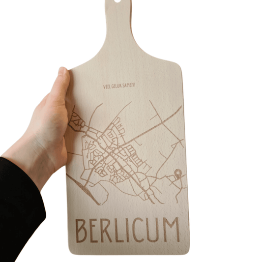 Borrelplank met tekst en stad Berlicum – gepersonaliseerde houten plank met gravering, perfect als uniek cadeau of stijlvolle borrelaccessoire.