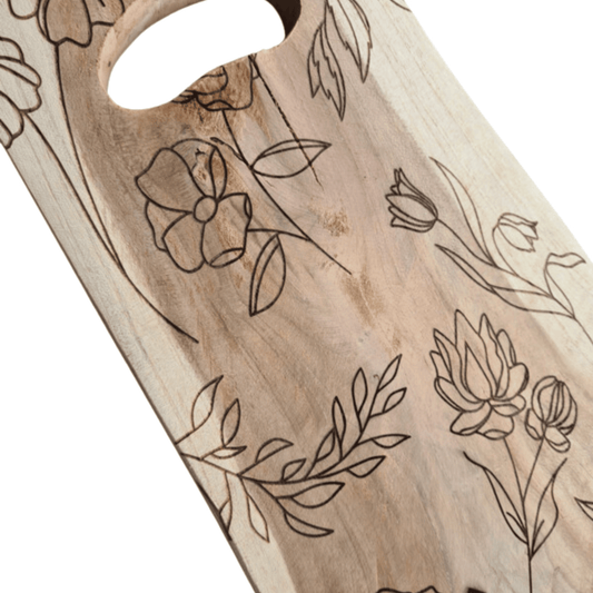 Borrelplank met bloemen in detail – houten plank met gravering, perfect als uniek cadeau of stijlvolle borrelaccessoire.