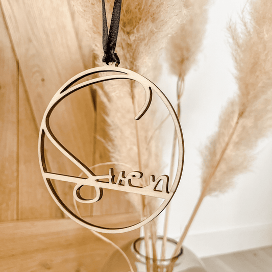 Houten kerstbal met naam Sven – gepersonaliseerde kerstdecoratie voor een unieke en sfeervolle kerstboom.