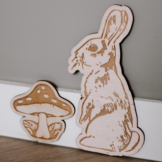 Konijn en paddenstoel op plint - houten wanddecoratie – stijlvolle houten muurdecoratie voor de babykamer, perfect als unieke wanddecoratie.