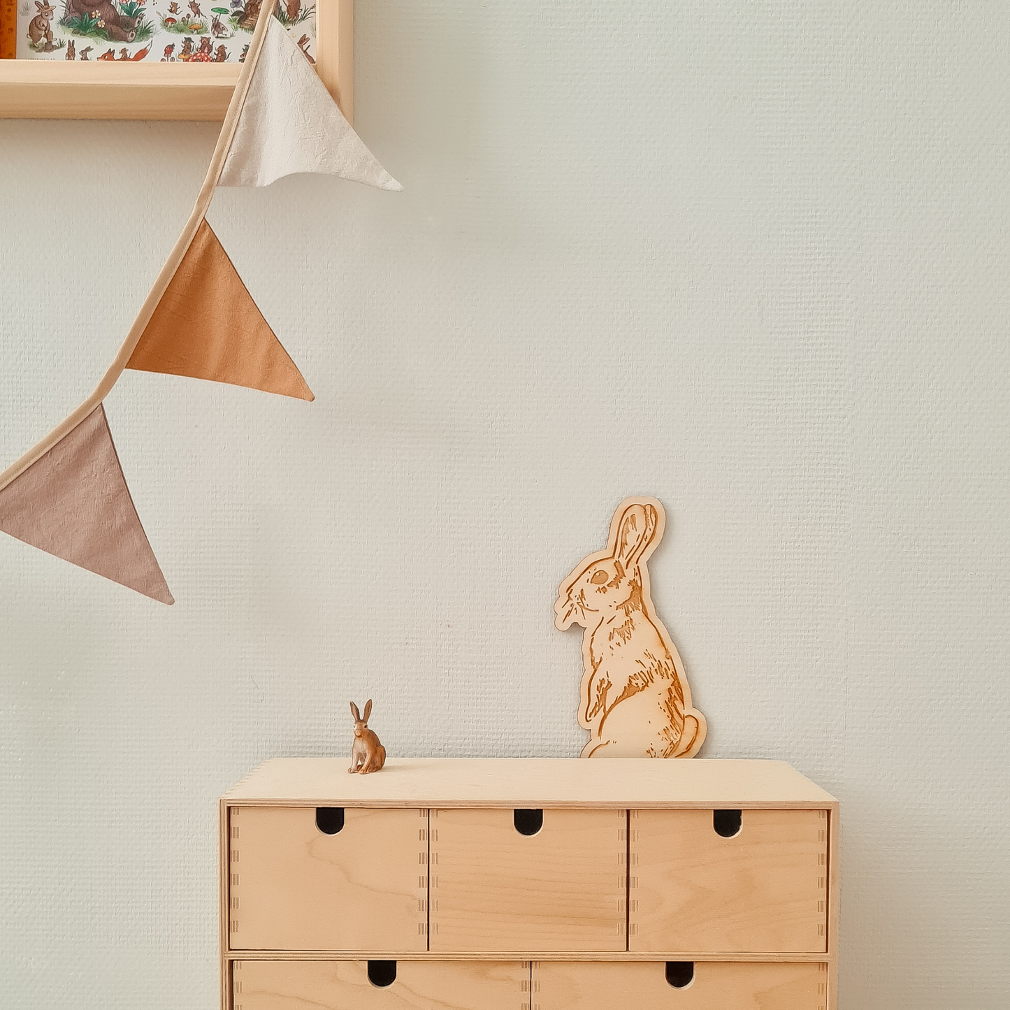 Konijn op kast - houten wanddecoratie – stijlvolle houten muurdecoratie voor de babykamer, perfect als unieke wanddecoratie.