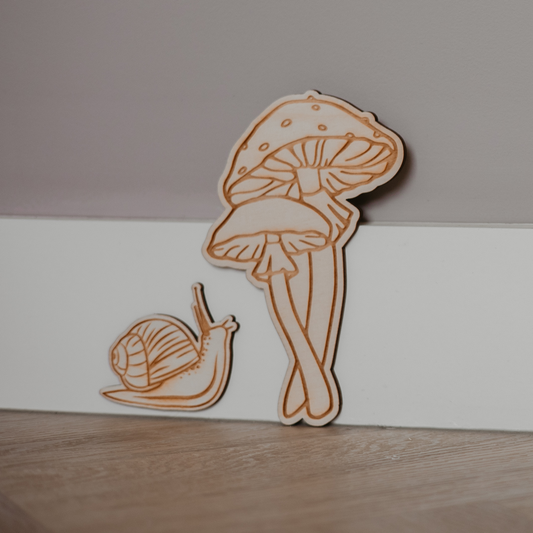 Slak en paddenstoel op plint - houten wanddecoratie – stijlvolle houten muurdecoratie voor de babykamer, perfect als unieke wanddecoratie.