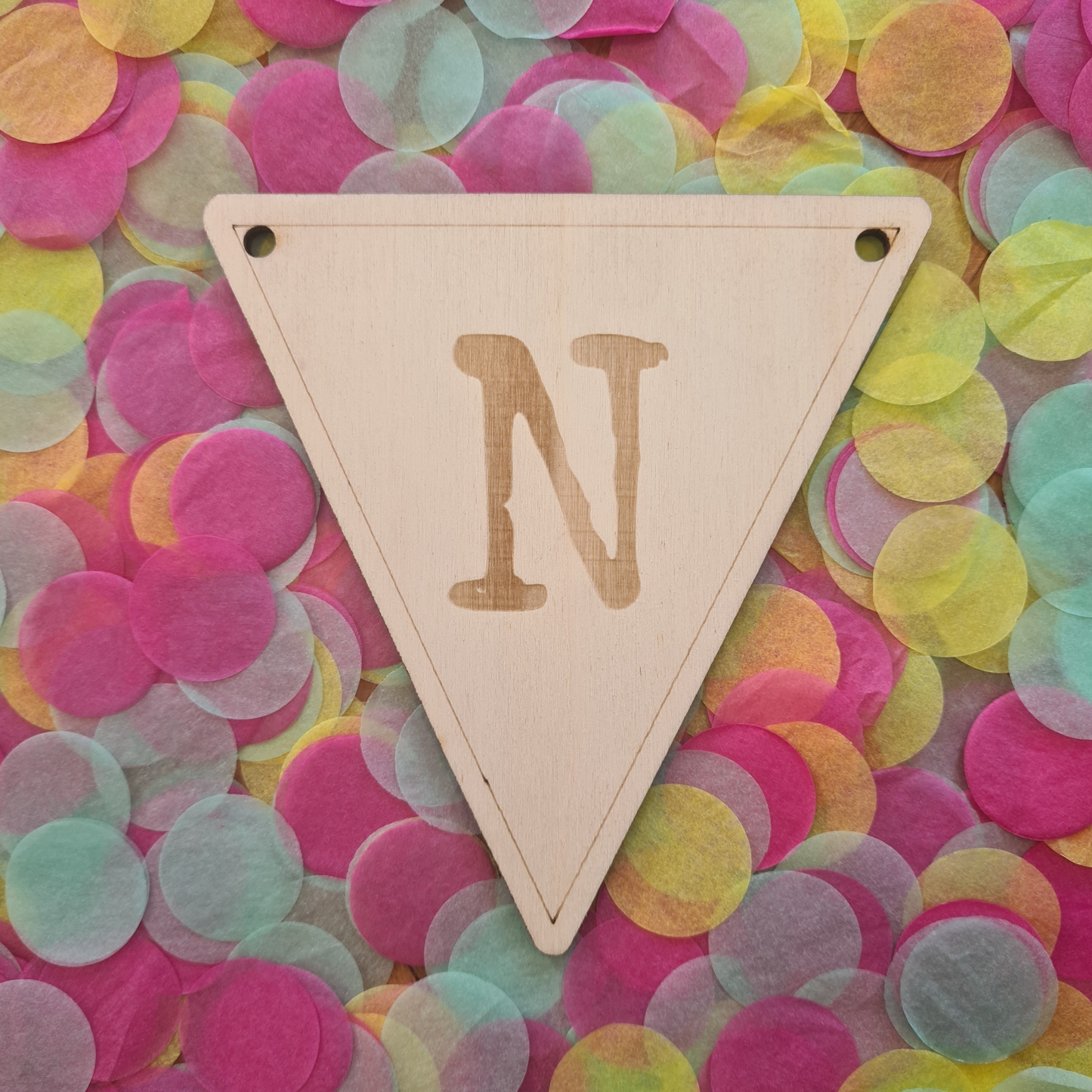 Houten vlaggetje N – onderdeel van een houten vlaggenlijn, perfect voor feestelijke en gepersonaliseerde decoratie.