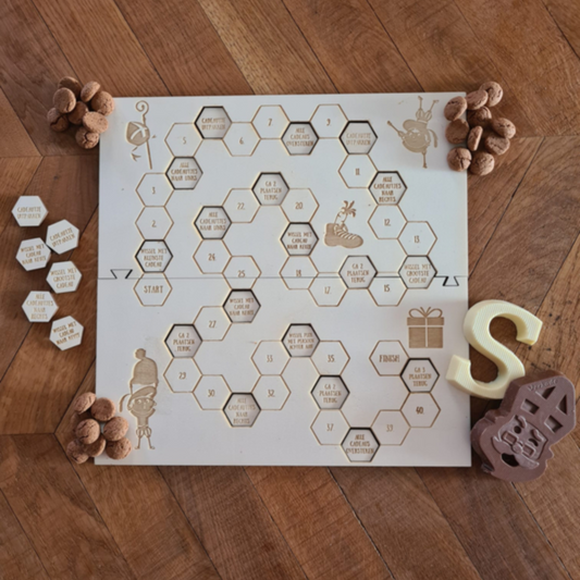 Bordspel sinterklaas op tafel – het leukste houten pakjesspel voor de feestdagen, perfect voor cadeau ruil en gezelligheid.