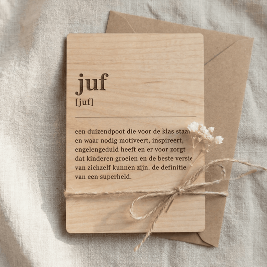 Houten bedankkaartje – een uniek cadeau voor juf als blijk van waardering voor hun inzet - op jute kleed.