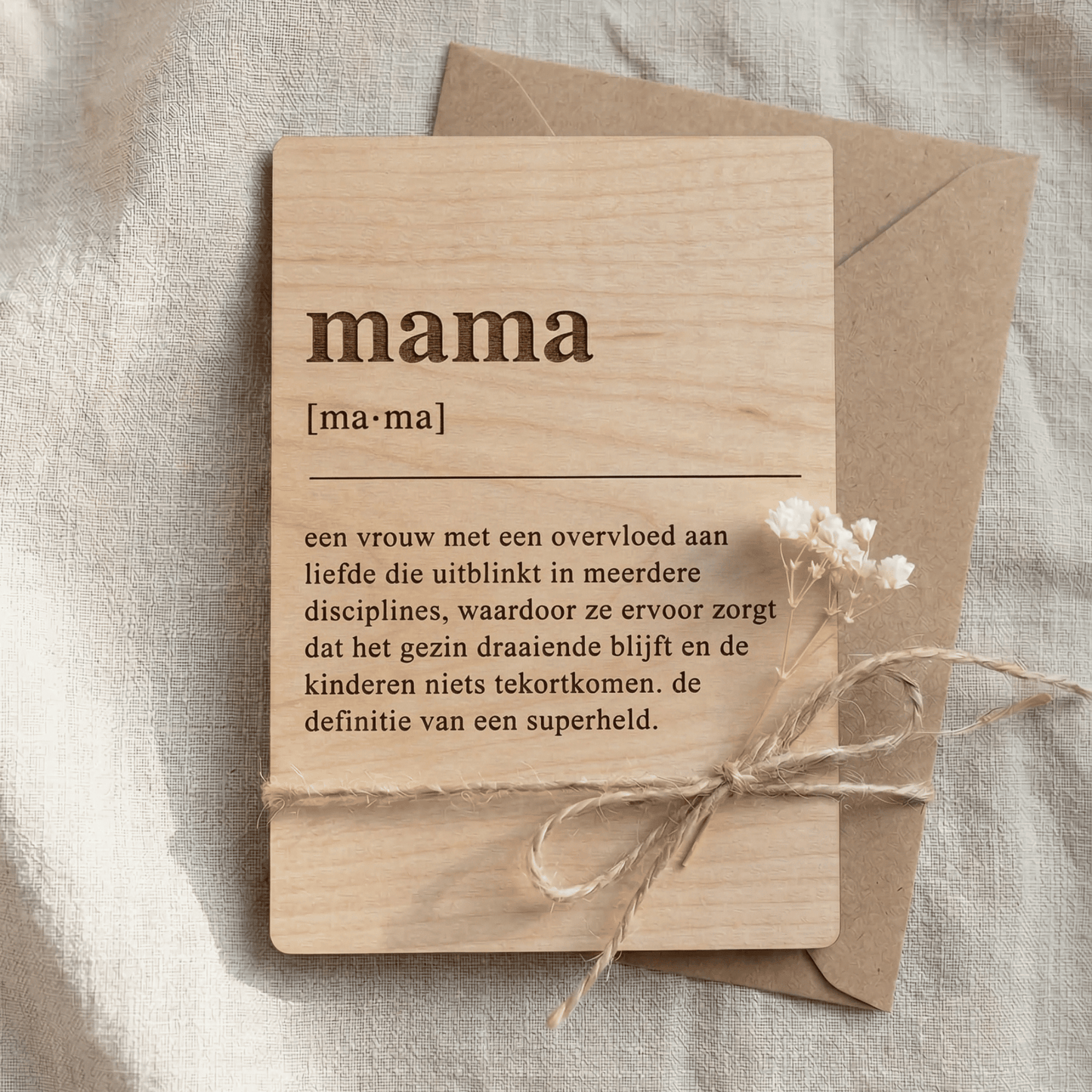 Houten bedankkaartje – een liefdevol cadeau voor mama, perfect om waardering en dankbaarheid te tonen - op jute kleed met envelop.