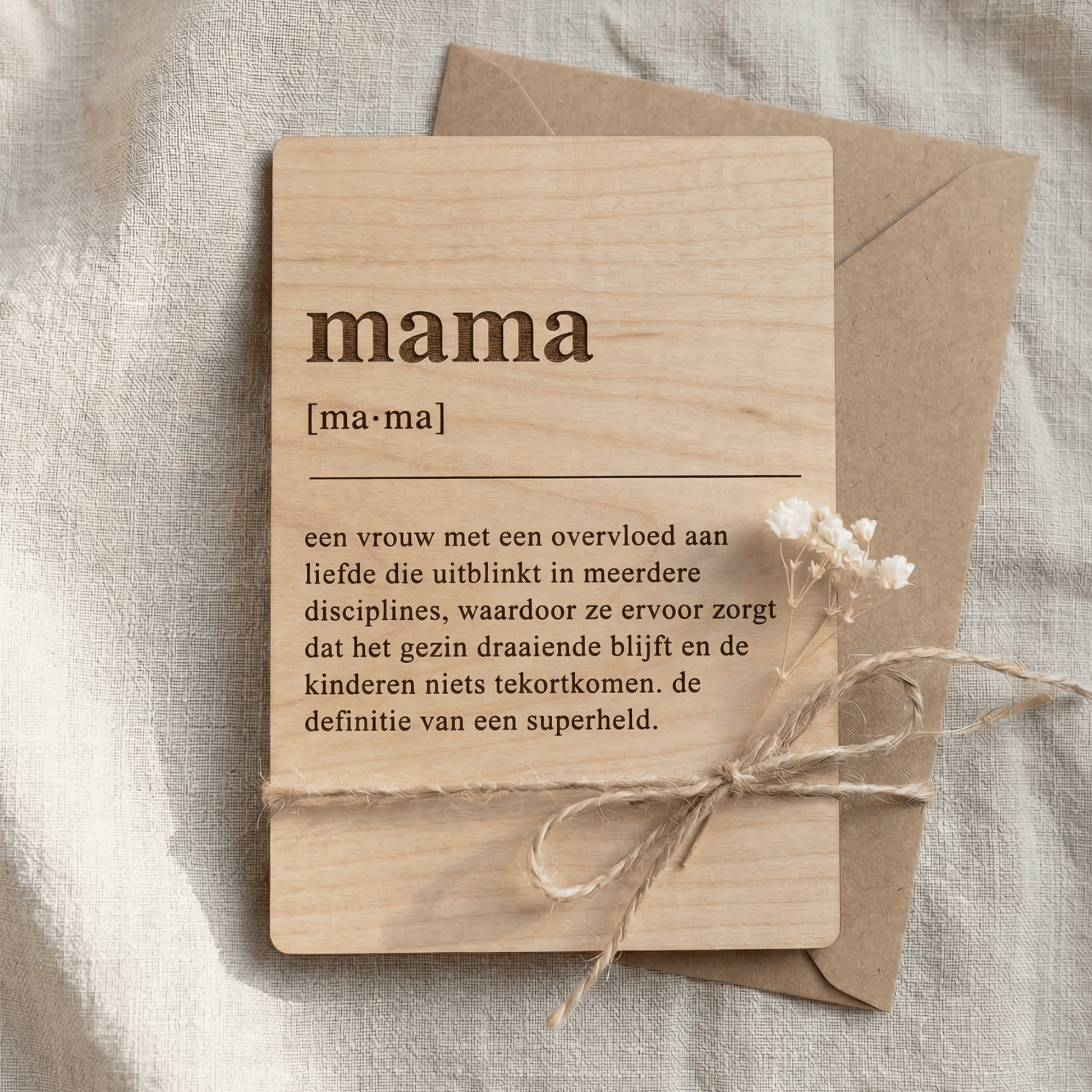 Houten bedankkaartje – een liefdevol cadeau voor mama, perfect om waardering en dankbaarheid te tonen - op jute kleed met envelop.