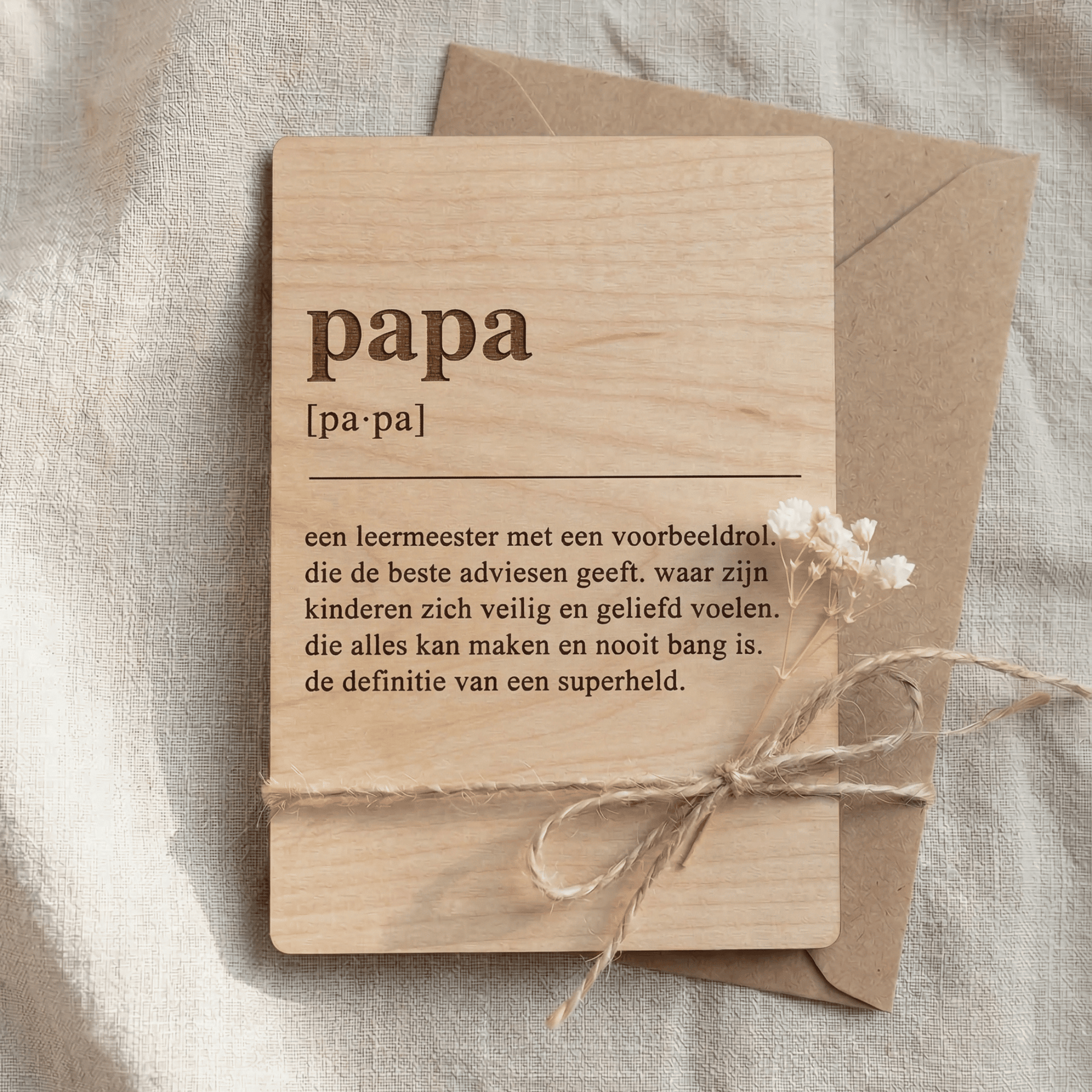 Houten bedankkaartje – een liefdevol cadeau voor papa, perfect om waardering en dankbaarheid te tonen - sfeerimpressie met envelop.