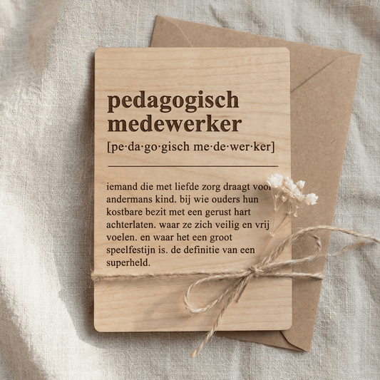 Houten bedankkaartje – een uniek cadeau voor een pedagogisch medewerker als blijk van waardering voor de inzet - sfeerimpressie met envelop.