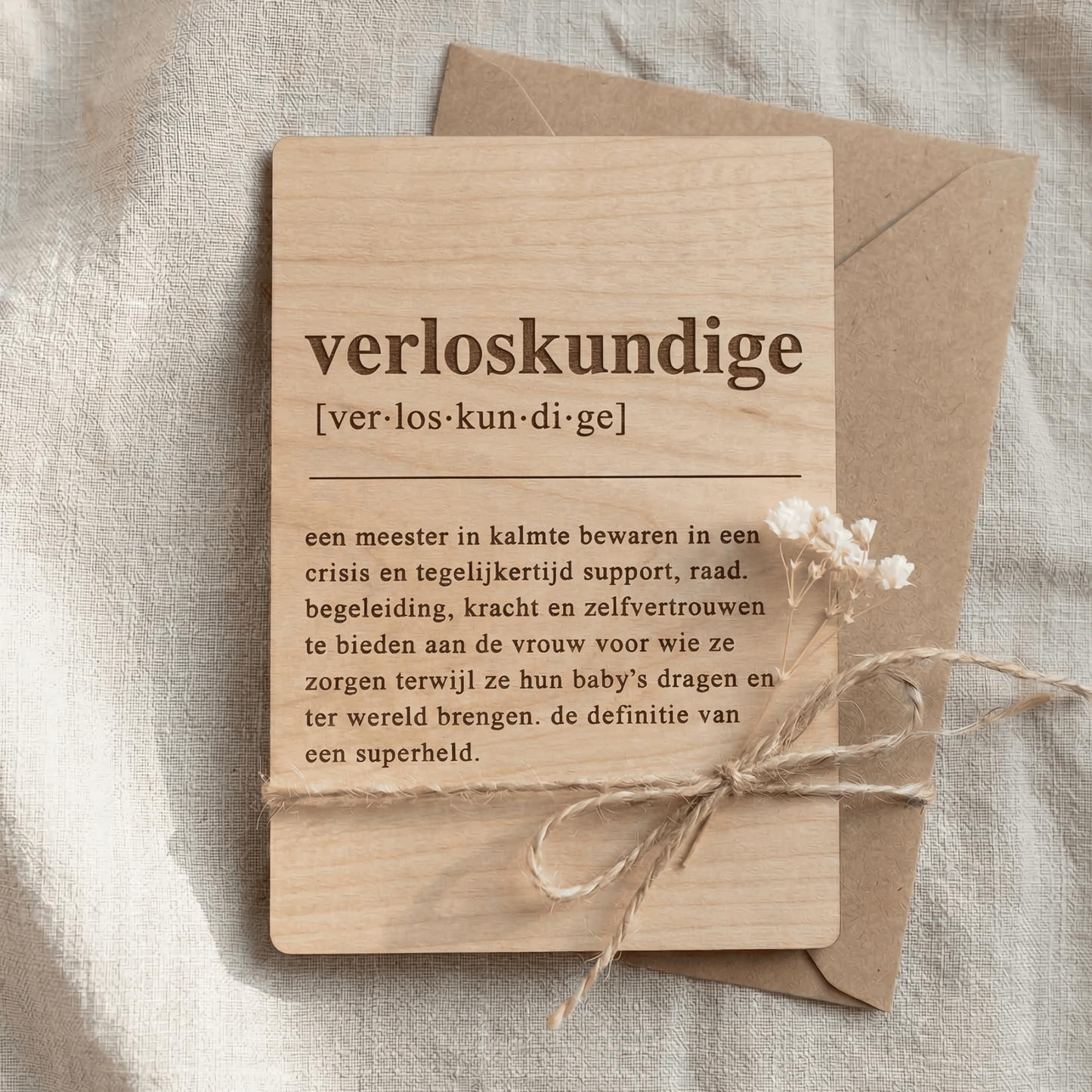 Houten bedankkaartje kraamverzorgende – een liefdevol cadeau voor kraamverzorgende, perfect om waardering en dankbaarheid te tonen - op jute doek.