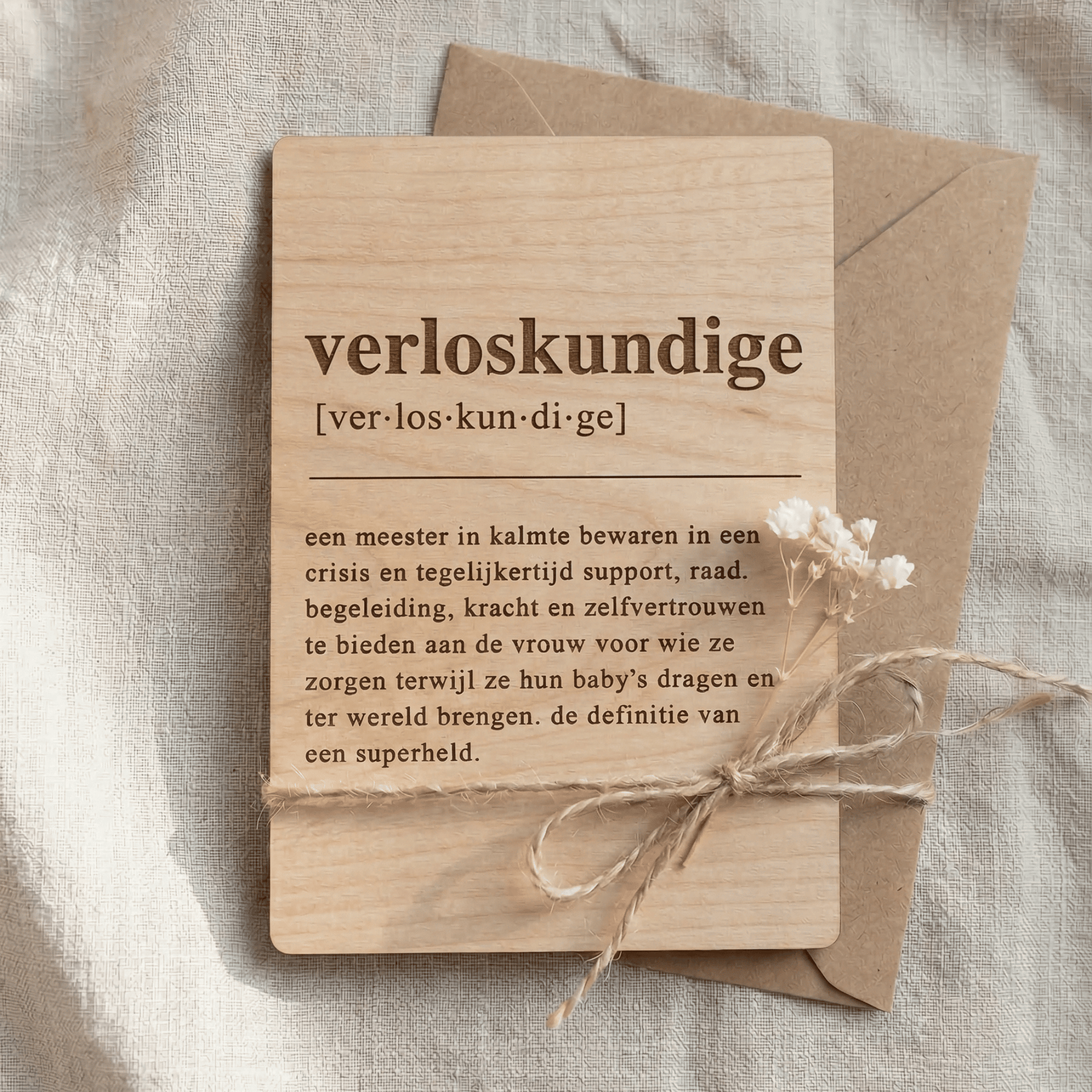 Houten bedankkaartje kraamverzorgende – een liefdevol cadeau voor kraamverzorgende, perfect om waardering en dankbaarheid te tonen - op jute doek.