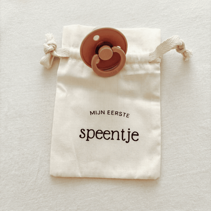 Katoenen bewaarzakje baby met de tekst 'Mijn eerste speentje' – ideaal om het eerste speentje van je baby veilig te bewaren. - Vooraanzicht.