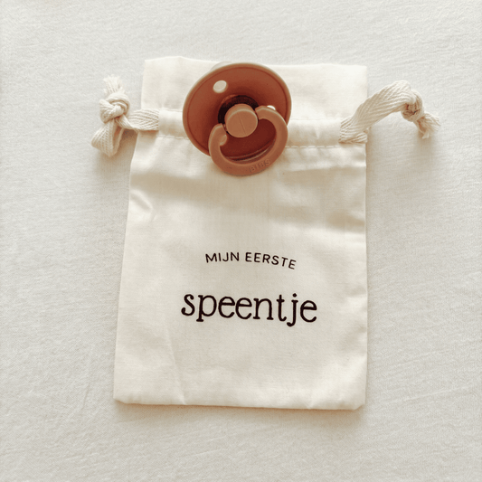 Katoenen bewaarzakje baby met de tekst 'Mijn eerste speentje' – ideaal om het eerste speentje van je baby veilig te bewaren. - Vooraanzicht.