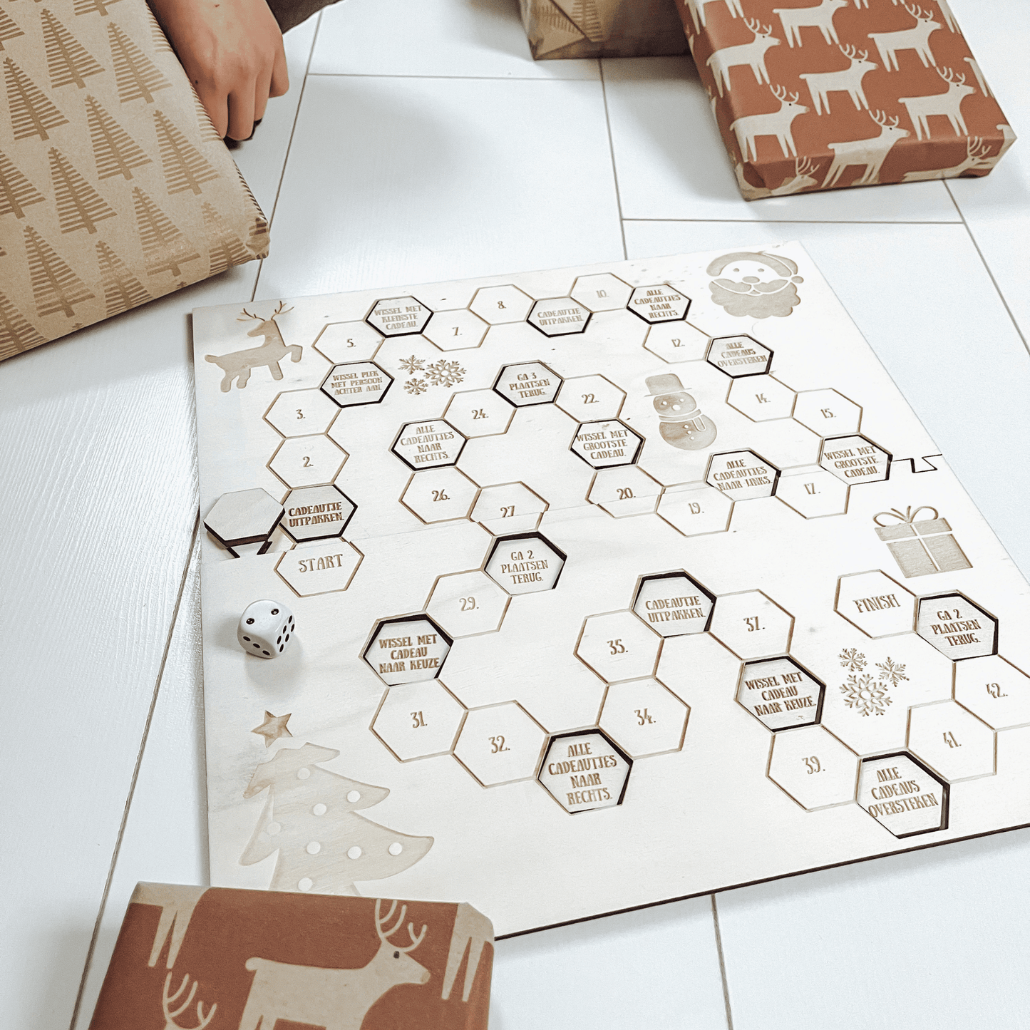 Bordspel kerst met cadeaus – het leukste houten pakjesspel voor de feestdagen, perfect voor cadeau ruil en gezelligheid.