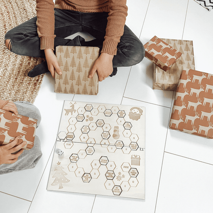 Bordspel kerst met 2 kinderen met cadeaus – het leukste houten pakjesspel voor de feestdagen, perfect voor cadeau ruil en gezelligheid.