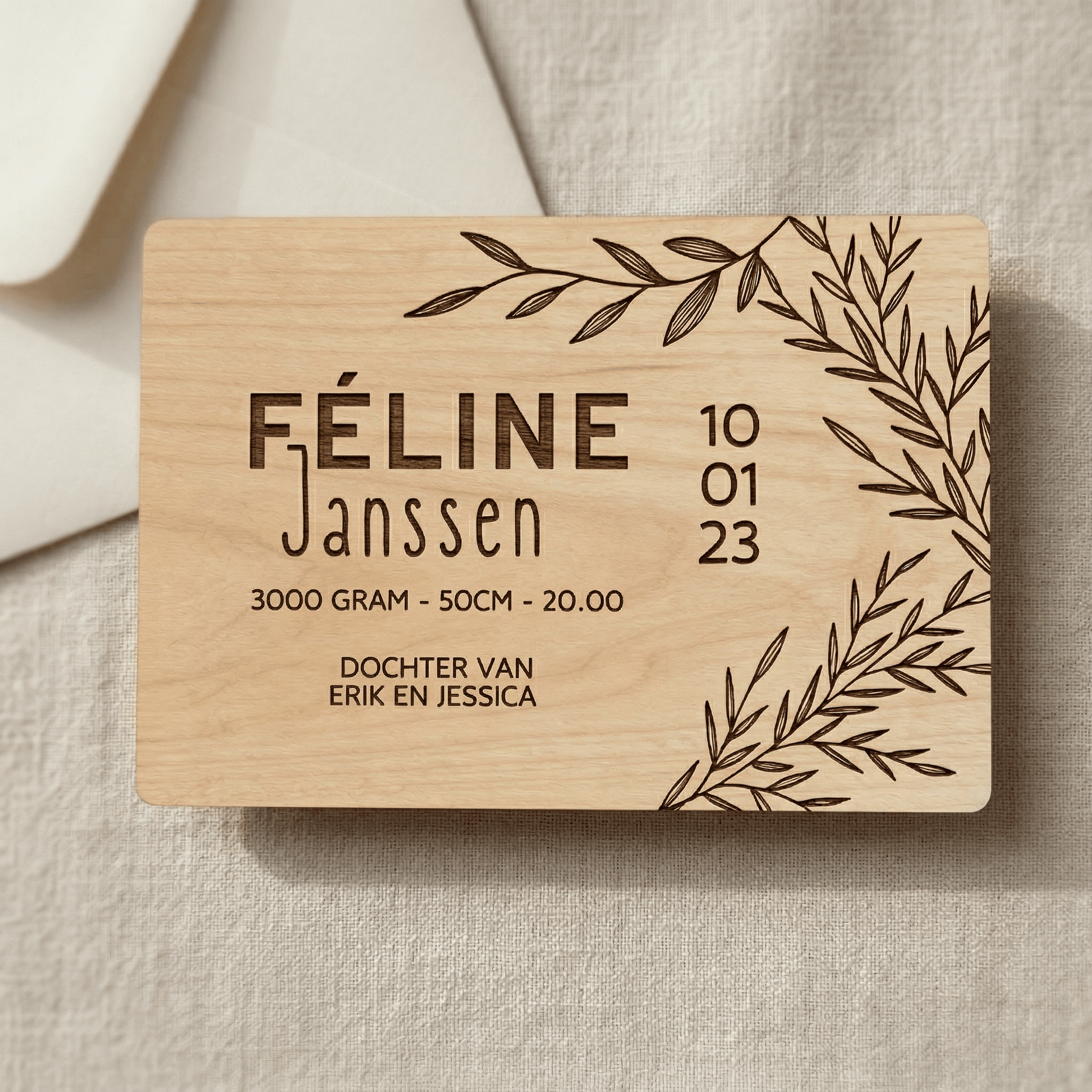 Houten geboortekaartje Féline - Achterkant - uniek en duurzaam alternatief voor traditionele kaartjes.